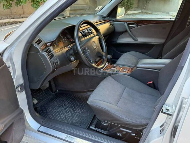 Mercedes E 240-17