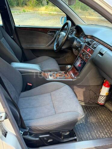Mercedes E 240-21