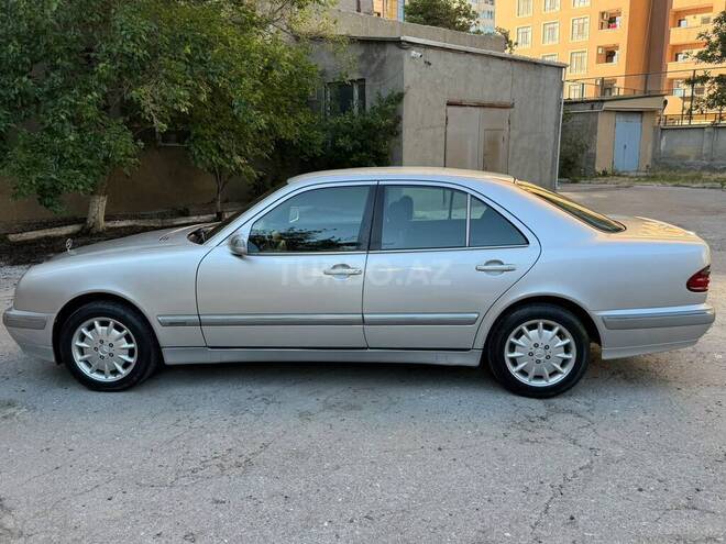 Mercedes E 240-11