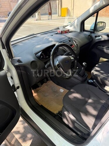 Ford Transit Courier-4