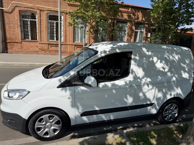 Ford Transit Courier-10