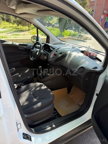 Ford Transit Courier-5