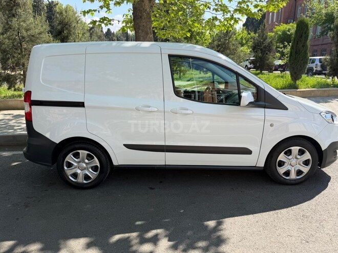 Ford Transit Courier-9