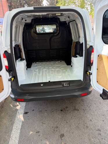 Ford Transit Courier-8