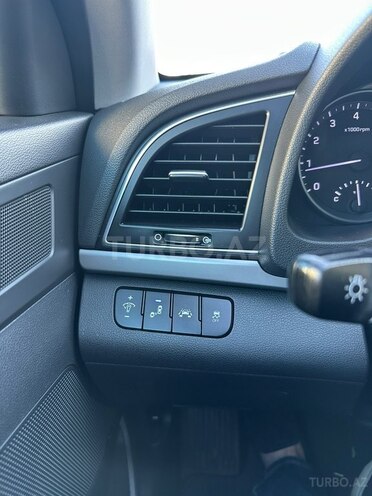 Hyundai Elantra-10