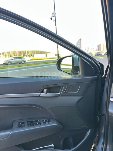 Hyundai Elantra-11