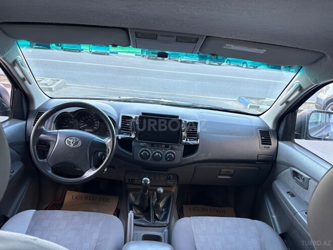 Toyota Hilux-16