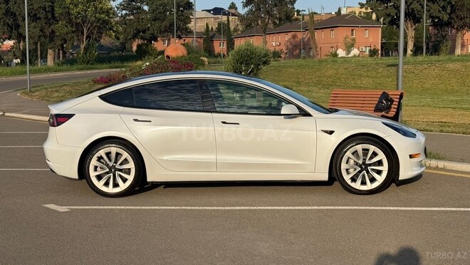 Tesla Model 3-4