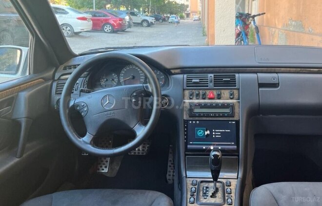 Mercedes E 220-10
