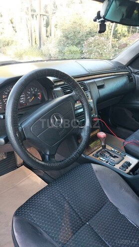Mercedes E 300-8
