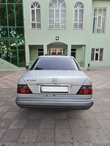 Mercedes 250 D-2