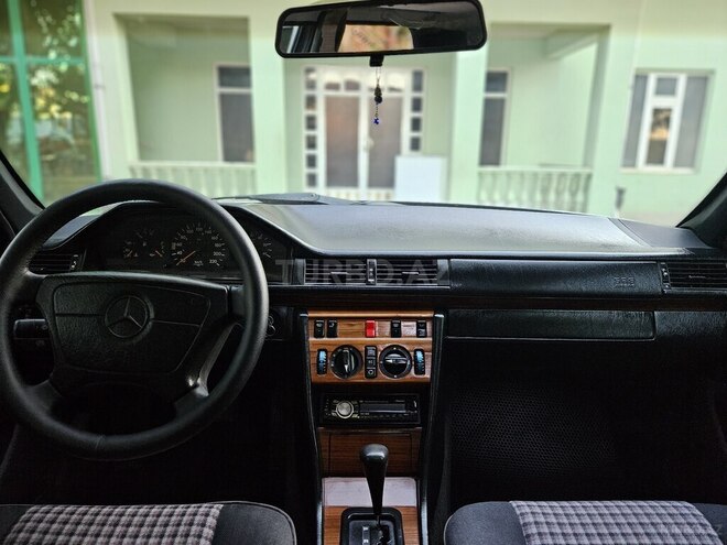 Mercedes 250 D-14