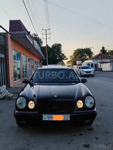 Mercedes E 280-1