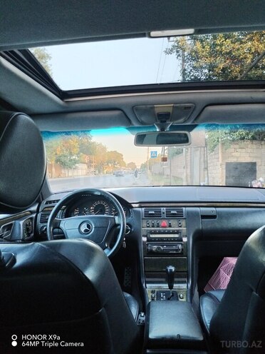 Mercedes E 280-8