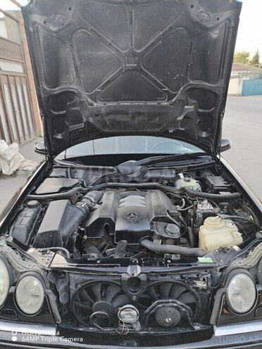 Mercedes E 280-11