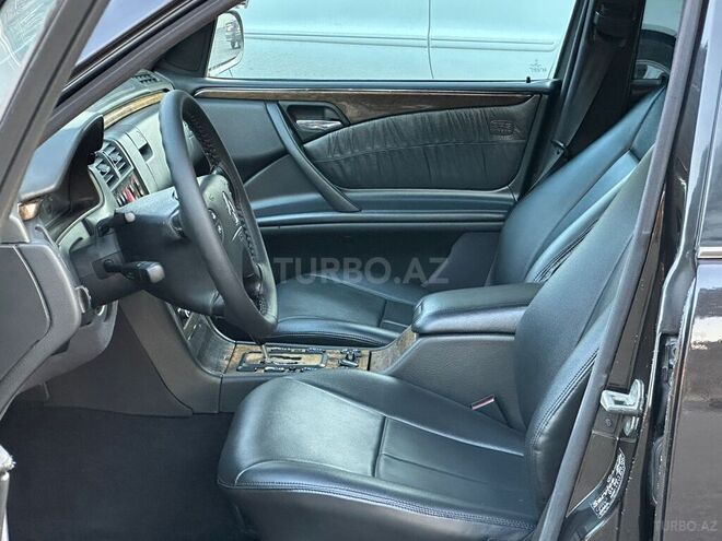 Mercedes E 240-17