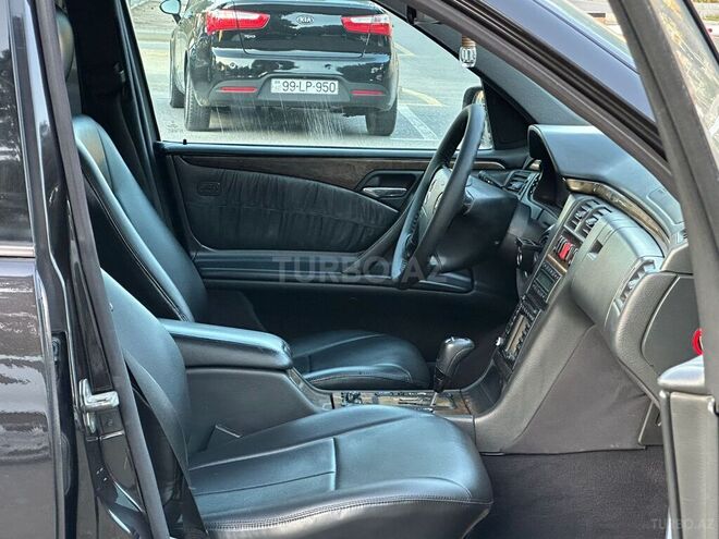 Mercedes E 240-19