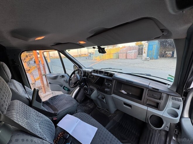 Ford Transit-8