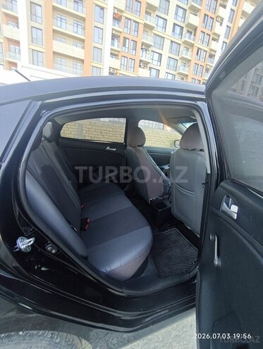 Hyundai Accent-11
