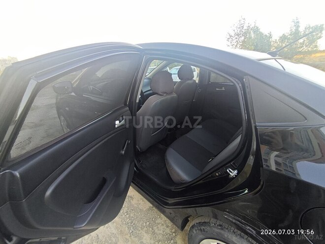 Hyundai Accent-13