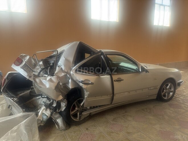 Mercedes E 200-4