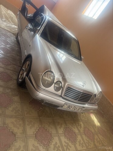 Mercedes E 200-1