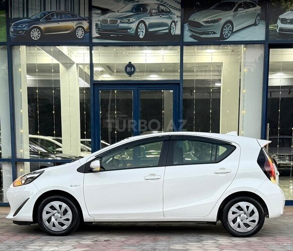 Toyota Aqua-10