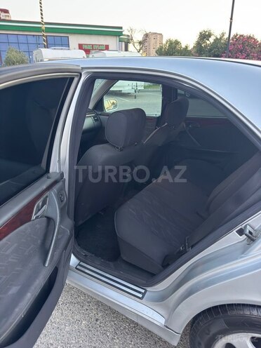Mercedes E 200-11