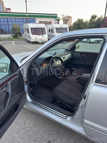 Mercedes E 200-10