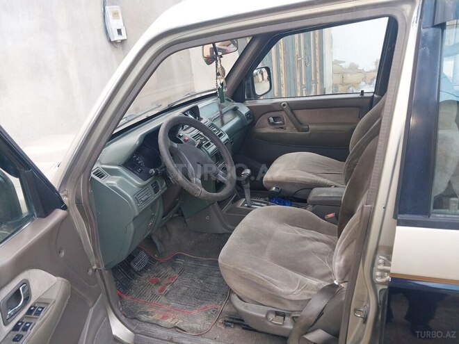 Mitsubishi Pajero-5