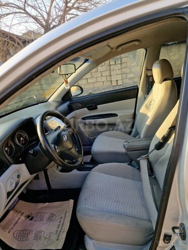 Hyundai Accent-11