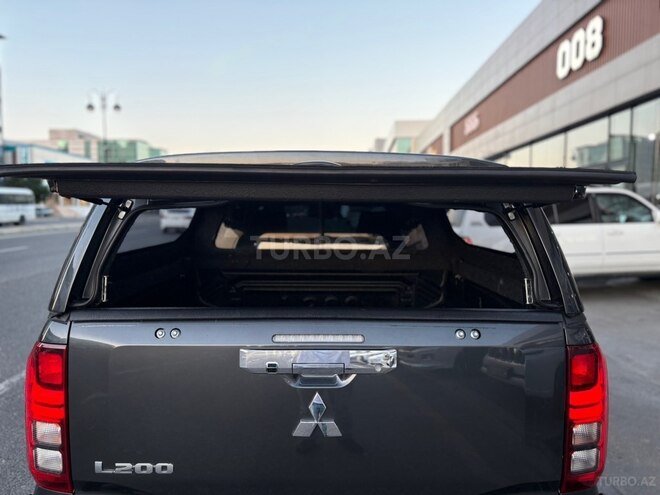 Mitsubishi L200-11