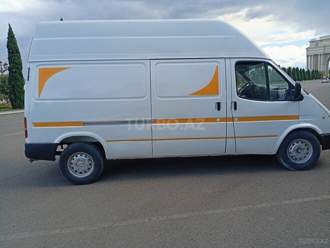 Ford Transit-10