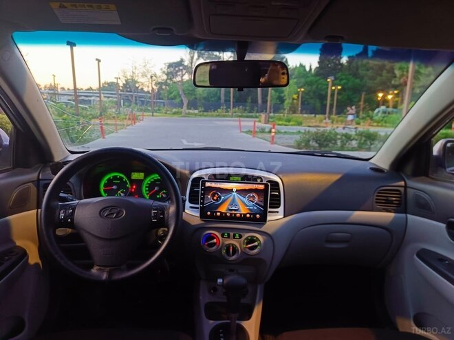 Hyundai Accent-12