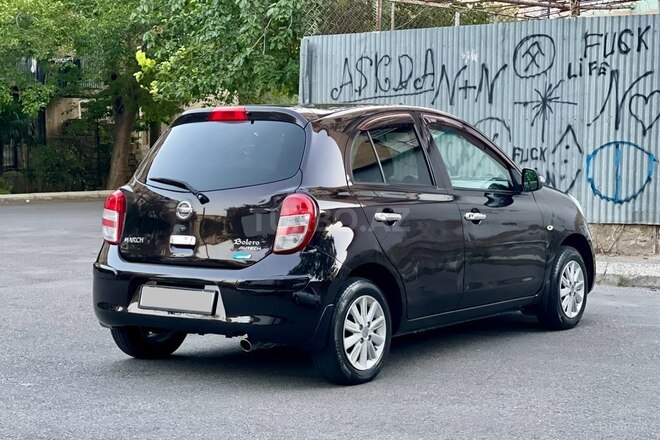 Nissan March-4