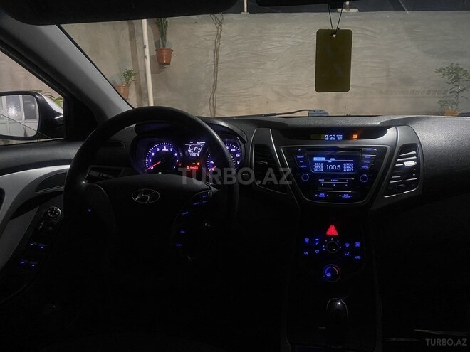 Hyundai Elantra-9
