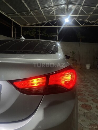 Hyundai Elantra-8