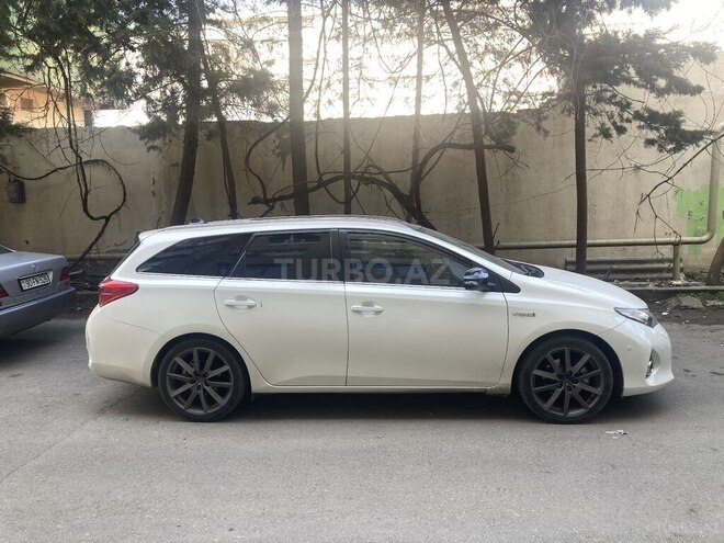 Toyota Auris-2