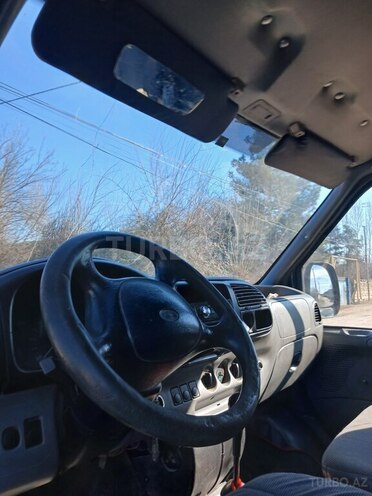 Ford Transit-12