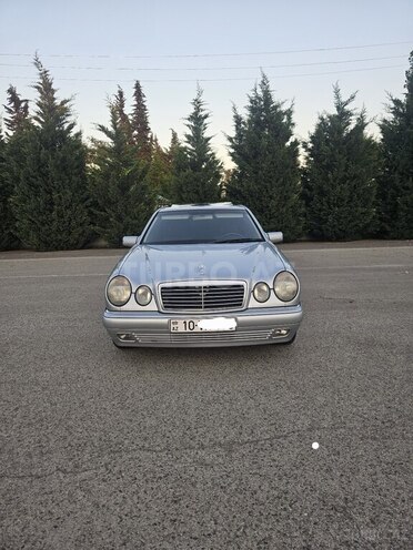 Mercedes E 240-1