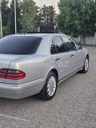 Mercedes E 240-4
