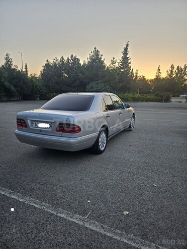 Mercedes E 240-13