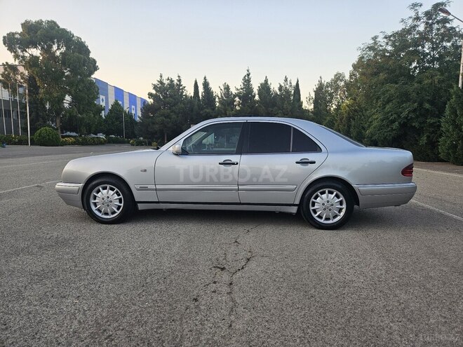 Mercedes E 240-11