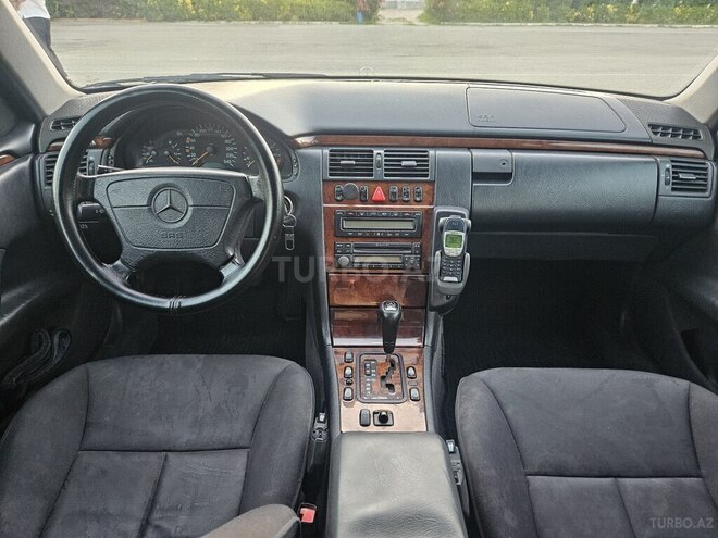 Mercedes E 240-16