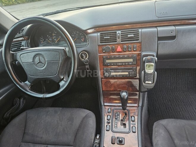 Mercedes E 240-18