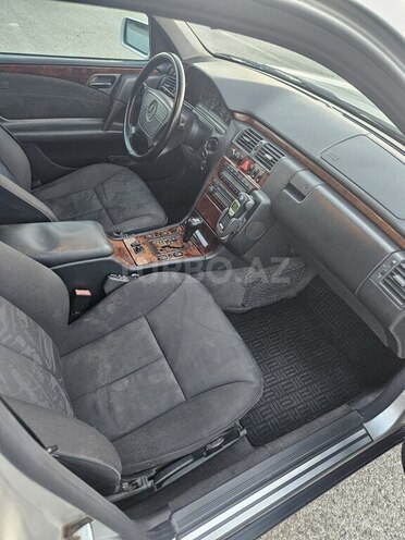 Mercedes E 240-17