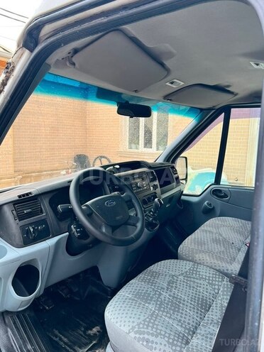Ford Transit-13