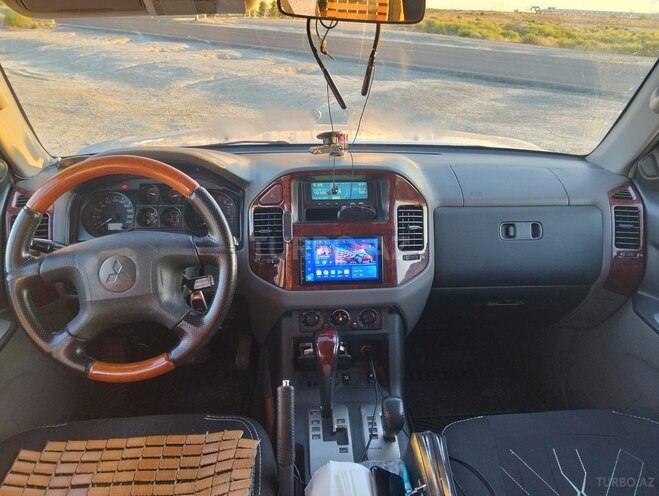 Mitsubishi Pajero-6