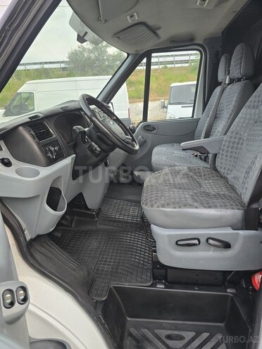 Ford Transit-9