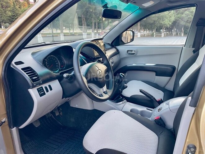 Mitsubishi L200-9